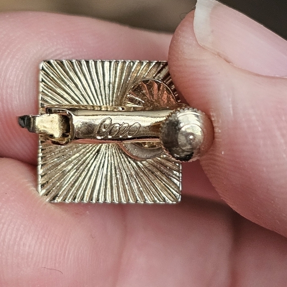 Designer by Coro, earrings, clip on gold tone squares - Picture 4 of 5